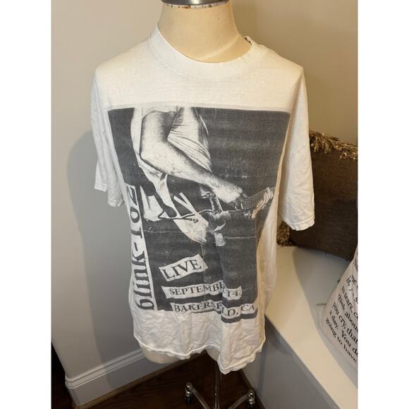 Blink 182 2009 concert Tour Shirt Bakersfield CA size large - Picture 1 of 3